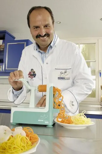 Johann Lafer und Lurch AG kooperieren beim Spiralschneider Bild: Johann Lafer und Lurch AG kooperieren beim Spiralschneider