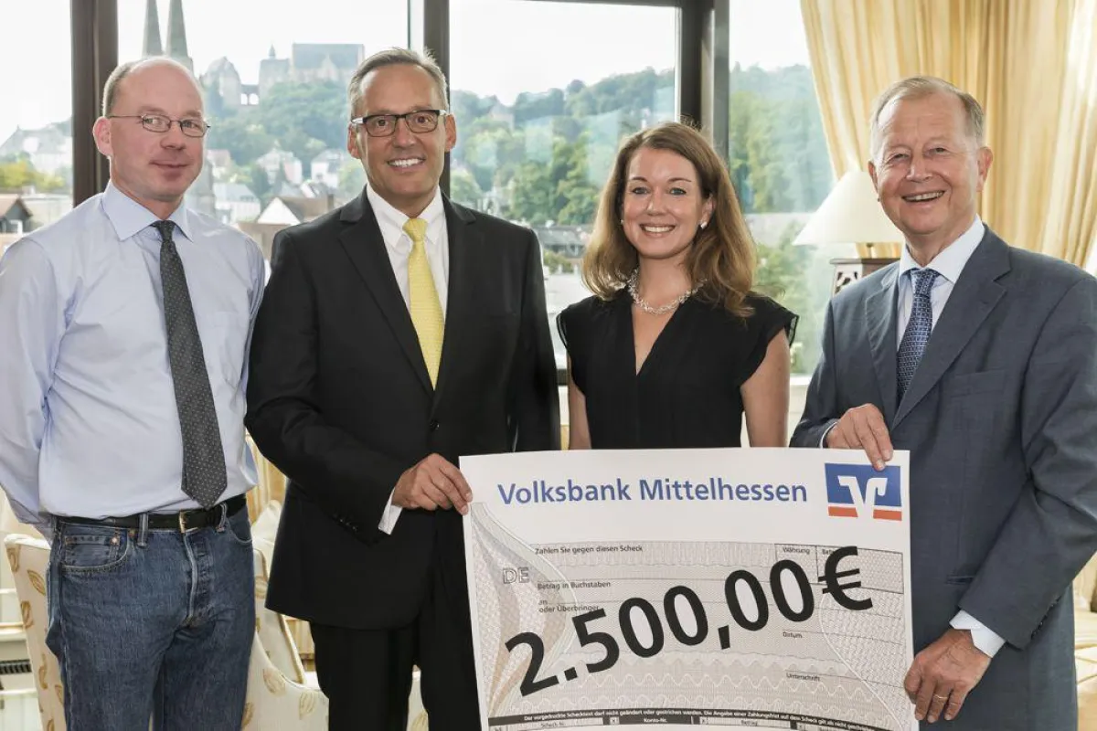 Viel Freude bei den Stiftungsrepräsentanten über das Engagement der Volksbank Mittelhessen