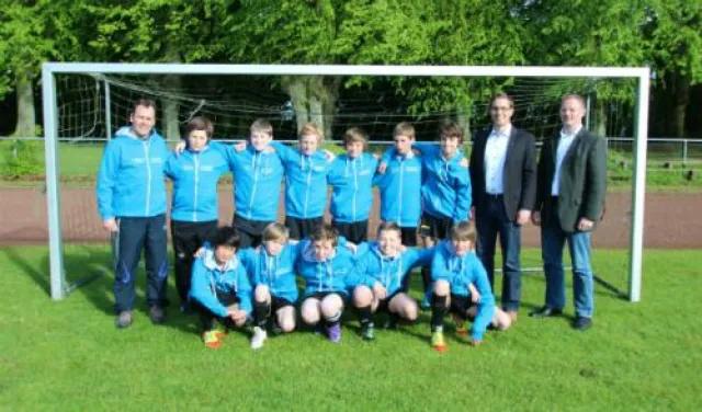 Langner & Burmeister sponsert die D-Jugend von der SG Großer Plöner See Bild: Langner & Burmeister sponsert die D-Jugend von der SG Großer Plöner See