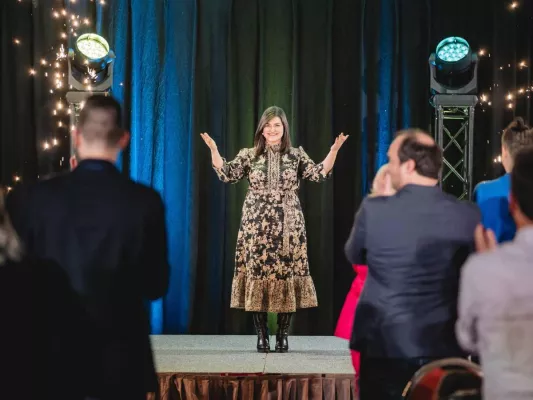 Bild: Bewusster Lebensweg: Julia Harter überzeugt beim Internationalen Speaker Slam in Wiesbaden