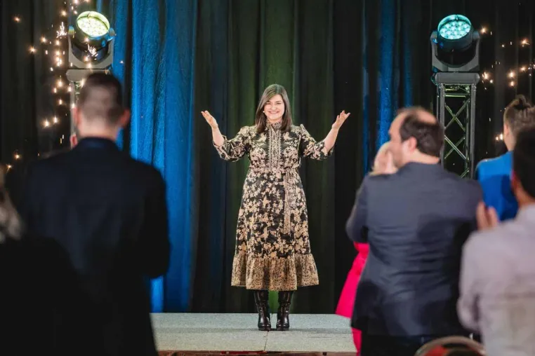Bewusster Lebensweg: Julia Harter überzeugt beim Internationalen Speaker Slam in Wiesbaden Bild: Bewusster Lebensweg: Julia Harter überzeugt beim Internationalen Speaker Slam in Wiesbaden