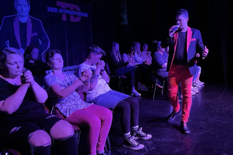 Faszination Hypnose: Die Show für innovative Firmen, die bleibenden Eindruck hinterlassen wollen Bild: Faszination Hypnose: Die Show für innovative Firmen, die bleibenden Eindruck hinterlassen wollen