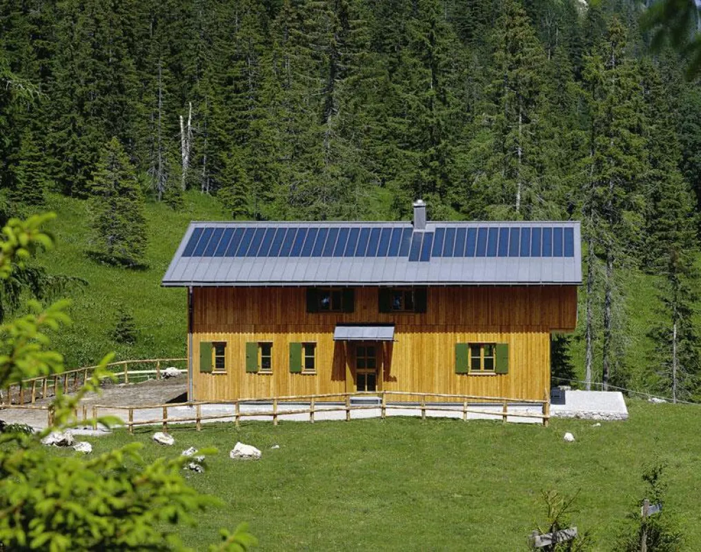 Solarstrom ist umweltfreundlich und dank Förderungen können Hauseigentümer mit einer Photovoltaikanlage auch Geld verdienen. Foto: Rheinzink