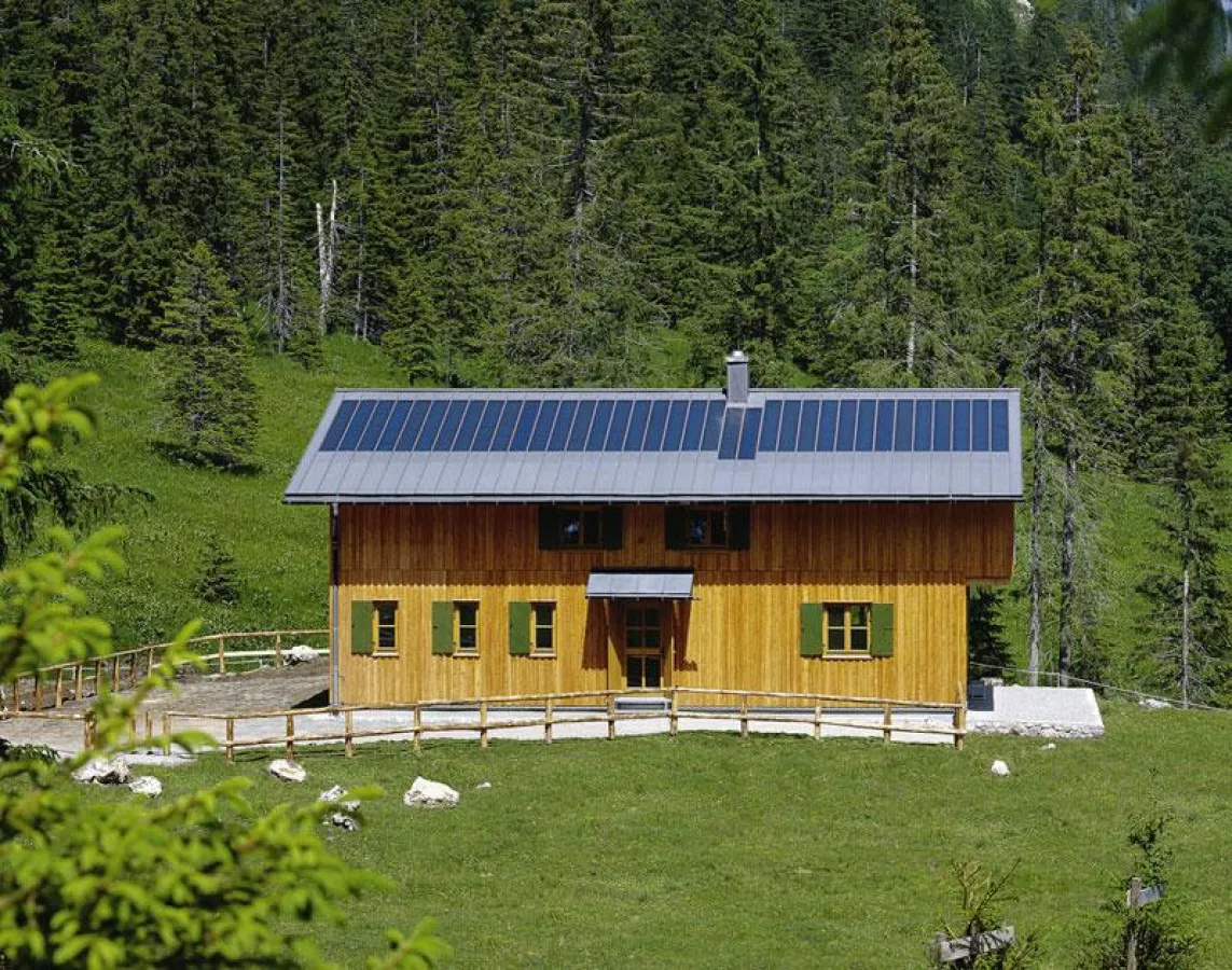 Solarstrom ist umweltfreundlich und dank Förderungen können Hauseigentümer mit einer Photovoltaikanlage auch Geld verdienen. Foto: Rheinzink