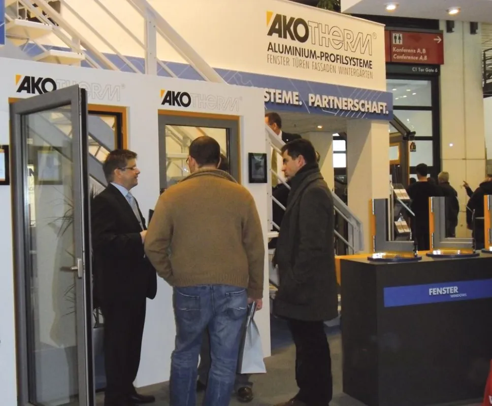 Mit großem Interesse ließen sich die Fachbesucher die Neuheiten von Akotherm auf der BAU 2011 erläutern.