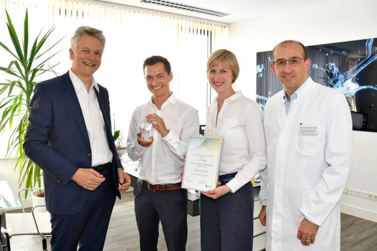 V.l: Siegmar Schwegler, Professional Service Manager Universitäten Dentsply Sirona, Paul Drehmann, Dr. Britta Hahn und Prof. Gabriel Krastl, Direktor Poliklinik für Zahnerhaltung und Parodontologie. (