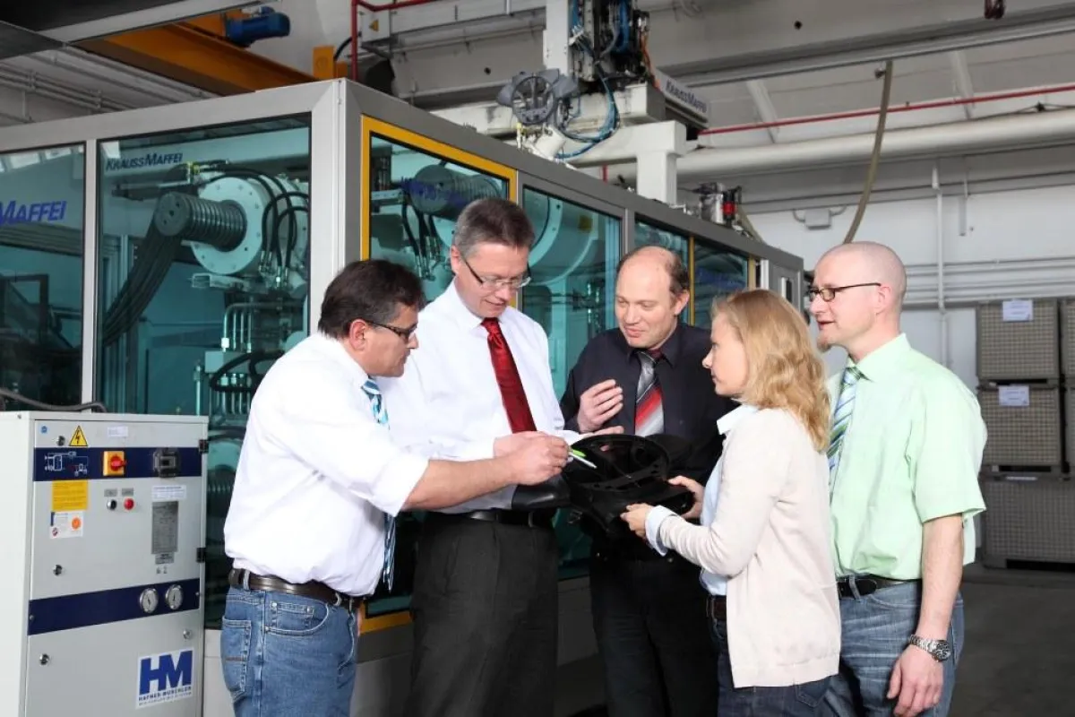 Das neue Luftverteilsystem von STIEBEL ELTRON. Dr. Kai Schiefelbein (2. von links) diskutiert mit Experten letzte Details.