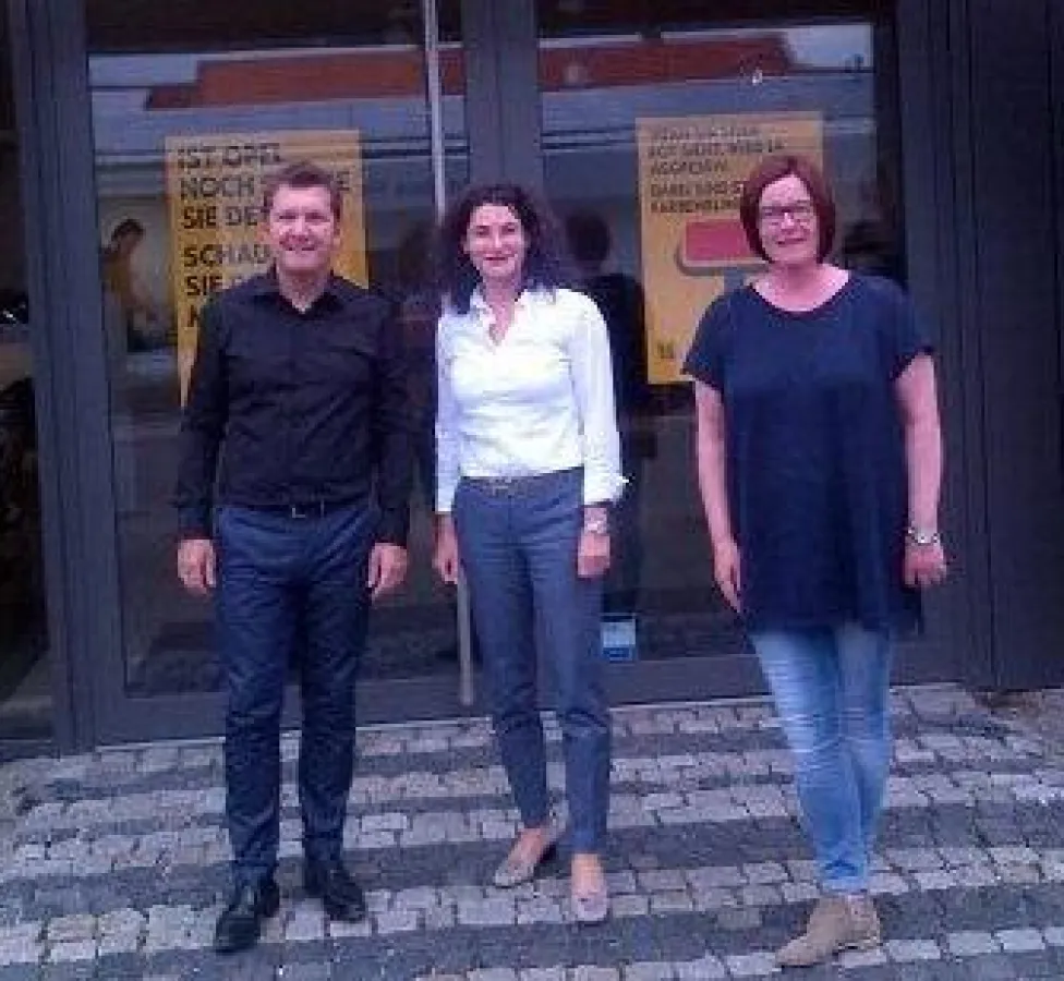 Hoher Besuch in Witzenhausen: Opel-Marketingchefin Tina Müller (mitte) mit Jörg Heidenreich (links)