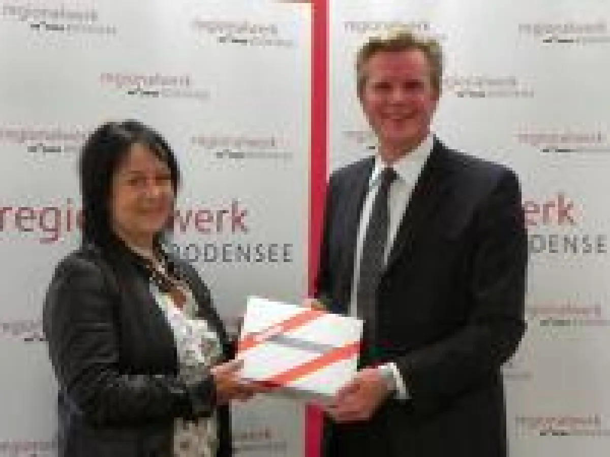 Glückliche Gewinnerin eines „iPad“: Daniela Wagner erhält ihr iPad von Regionalwerk-Geschäftsführer Enno Steffens