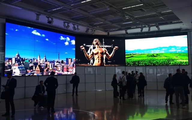 Bild: Spezialist für digitale Schaufenstermonitore indoor & outdoor – inkl. Konfiguration & Montage.