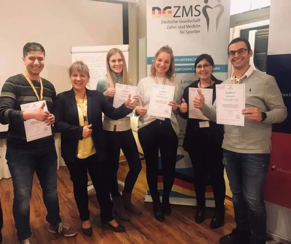 Zahnärztin Kerstin Jäger Msc. Msc. mit erfolgreichen Teilnehmern des Sport-Curriculums.