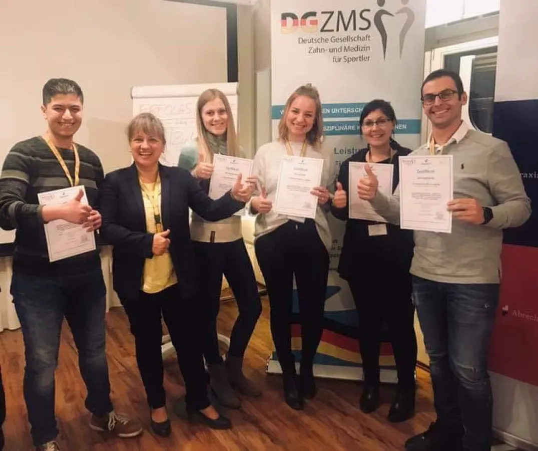 Zahnärztin Kerstin Jäger Msc. Msc. mit erfolgreichen Teilnehmern des Sport-Curriculums.
