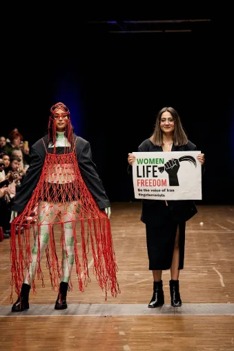 ShowMe 2023 überzeugt mit Werken junger Designer:innen. FDI setzt ein Zeichen für die Frauenrechte im Iran. Bild: ShowMe 2023 überzeugt mit Werken junger Designer:innen. FDI setzt ein Zeichen für die Frauenrechte im Iran.