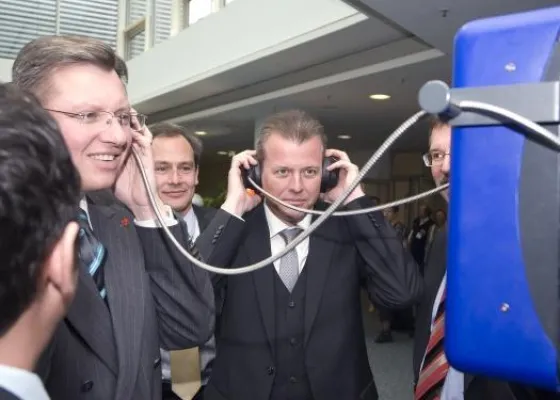 Bild: Nürnbergs Oberbürgermeister Dr. Maly testet interaktives Kiosksystem xplace Spieleberater auf der ToyFair 2009