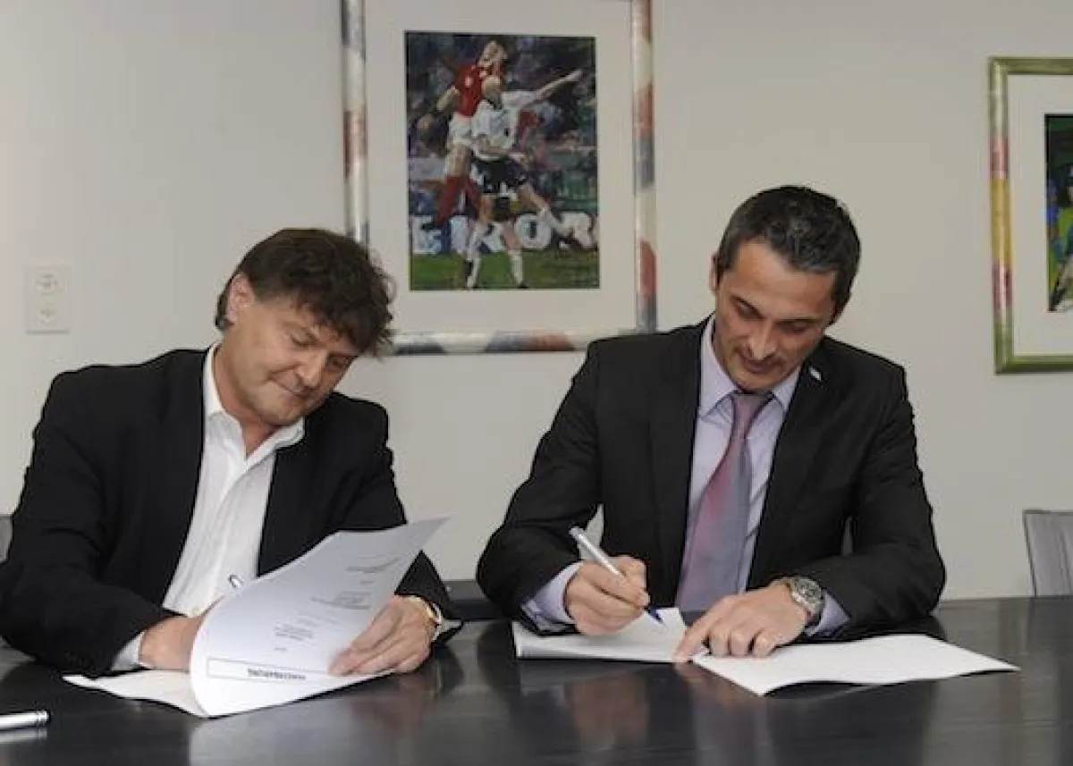 TalkEasy und FC Zürich bei Vertragsunterzeichnung