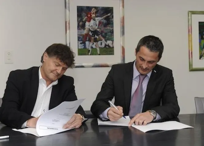 Eine runde Sache: TalkEasy ist der neue Partner des FC Zürich Bild: Eine runde Sache: TalkEasy ist der neue Partner des FC Zürich