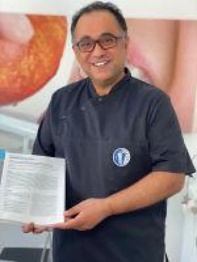 Dr. med. dent. Mustafa Ayna mit der druckfrischen Version seiner Studie zu All on 3.