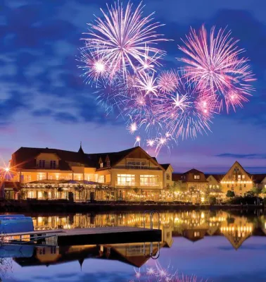 Bild: Dorf am See – Seehotel Niedernberg: „Silvester-Sause“ - Dinner & Dance mit See-Feuerwerk