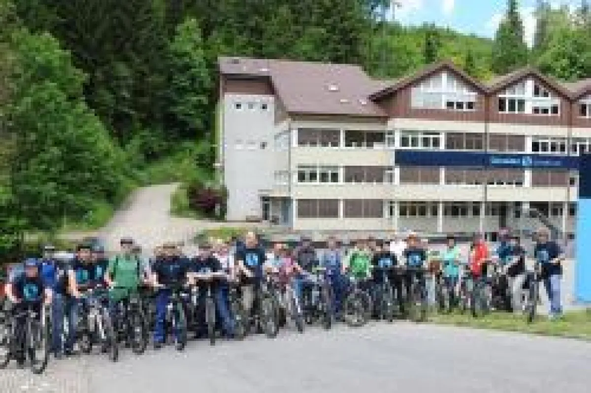 Gruppenfoto der Schneider-Ebike-Fahrer vor dem Stammhaus in Schramberg
