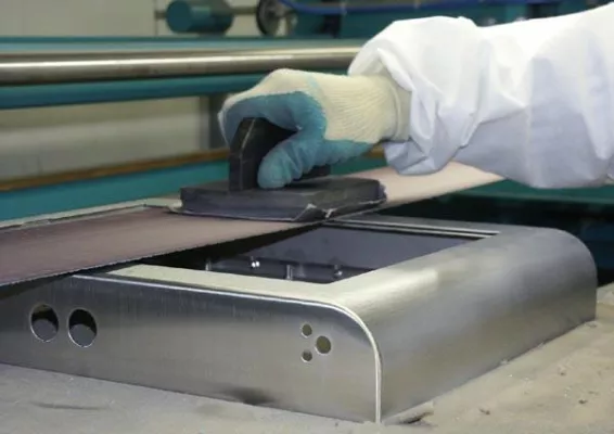 Bild: Wöhr® bietet perfektes Finish für Edelstahloberflächen