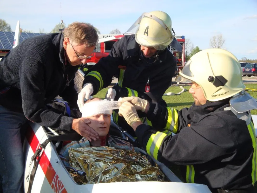 Zusammen mit der Feuerwehr wird der Pilot von den Luftsportlern versorgt