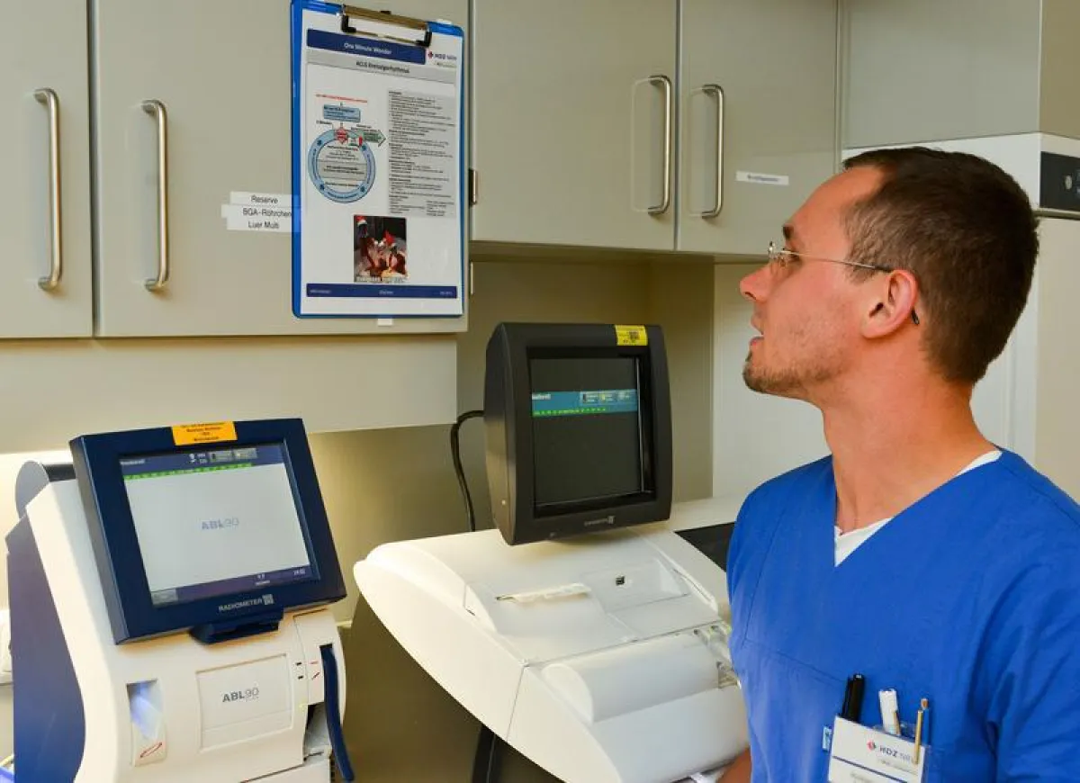 Wissen auffrischen während der Wartezeit ((Foto: Armin Kühn).)