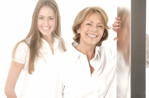 Bild: Schön und entspannt lächeln - Tipps der GZFA für schöne Zähne