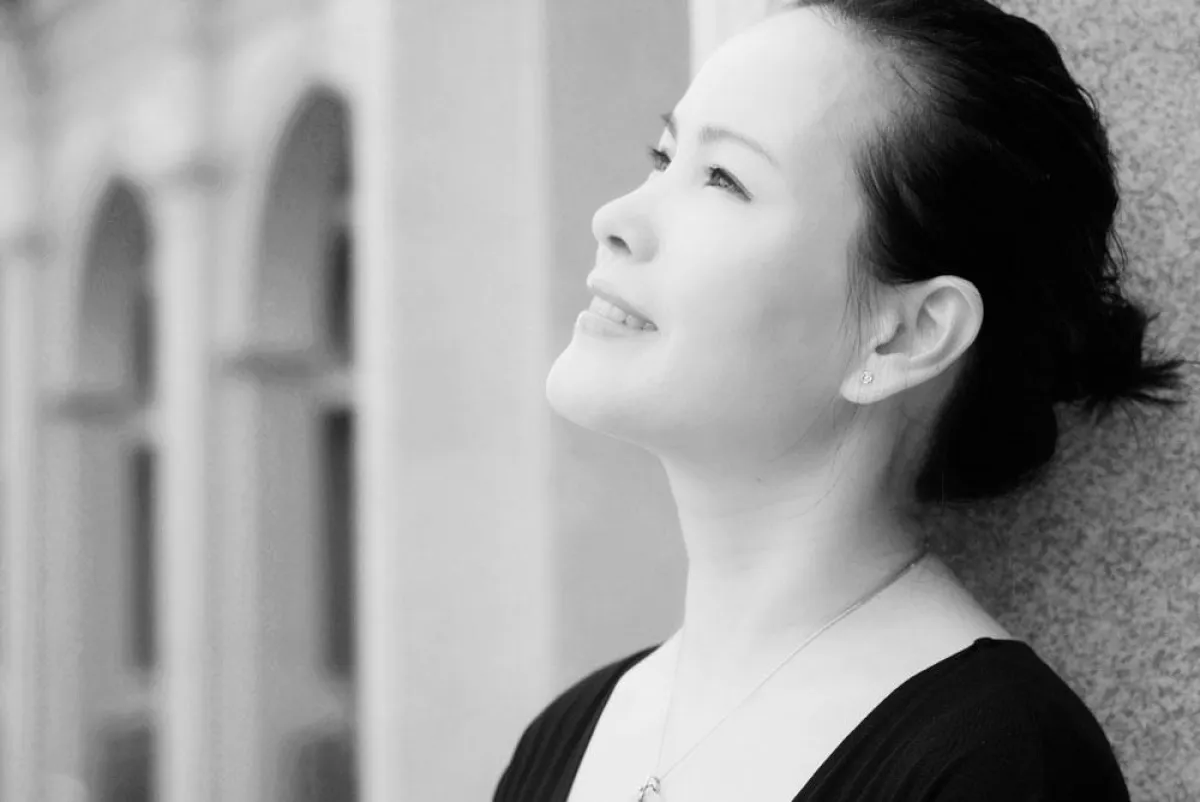 Geboren in einem kleinen Dorf auf dem Land, lebt die Autorin Sheng Keyi heute in Peking.