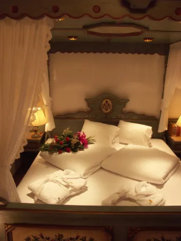 Bild: Valentinstag im Hotel ROSENHOF: Rosenbäder und Himmelbetten – romantische Ferien in Mittelberg