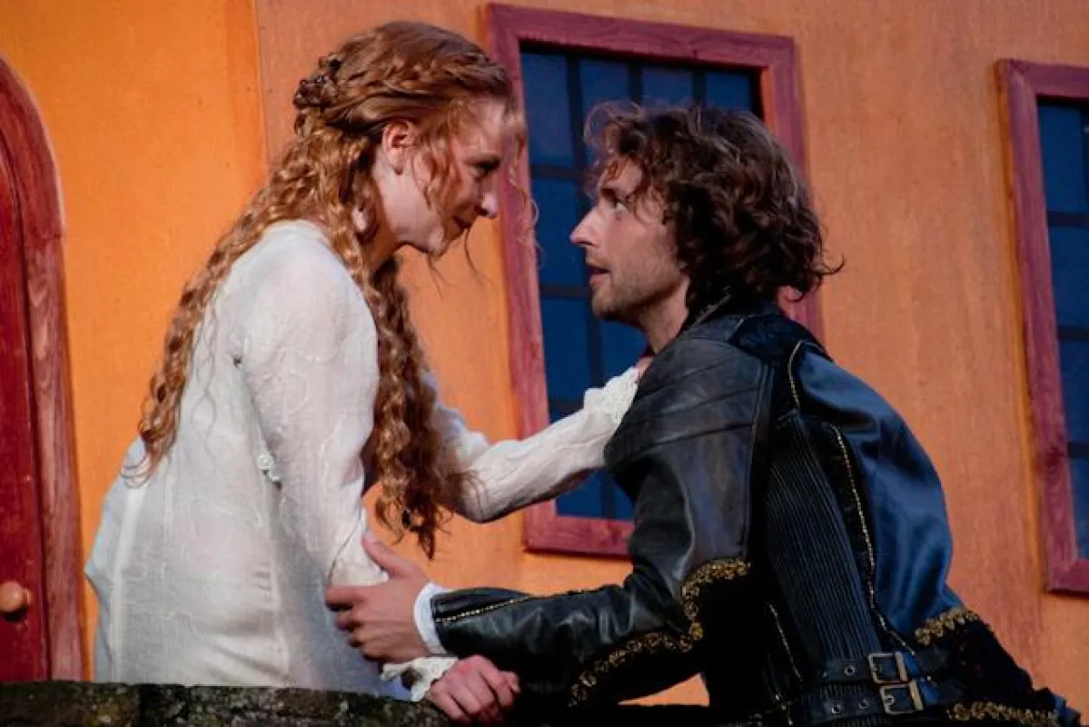 Giulietta (Julia Hell) und Romeo (Richard Krutzsch)