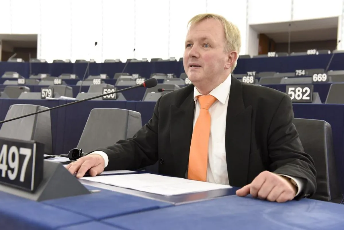 Kämpft für eine europaweite Friedenssteuer auf Kriegswaffen: Arne Gericke (Familien-Partei)