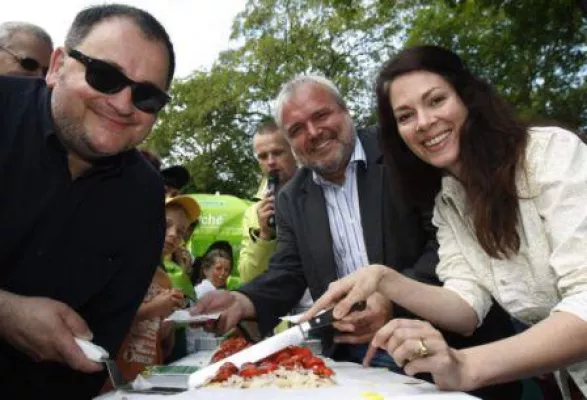 Bild: Marché® verkauft 100 Meter Erdbeerkuchen „In aller Freundschaft“ und für den guten Zweck