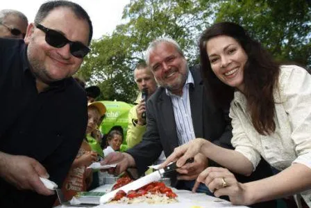 Marché® verkauft 100 Meter Erdbeerkuchen „In aller Freundschaft“ und für den guten Zweck Bild: Marché® verkauft 100 Meter Erdbeerkuchen „In aller Freundschaft“ und für den guten Zweck