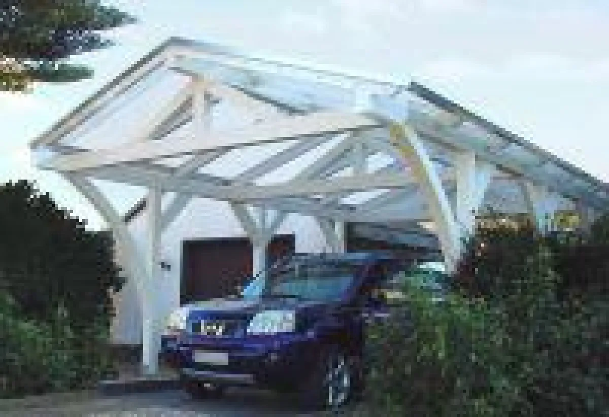 Hagelsichere Stegplatten aus Polycarbonat bieten langjährigen und sicheren Schutz für Fahrzeuge. (Foto: Wilkes Kunststoffe)