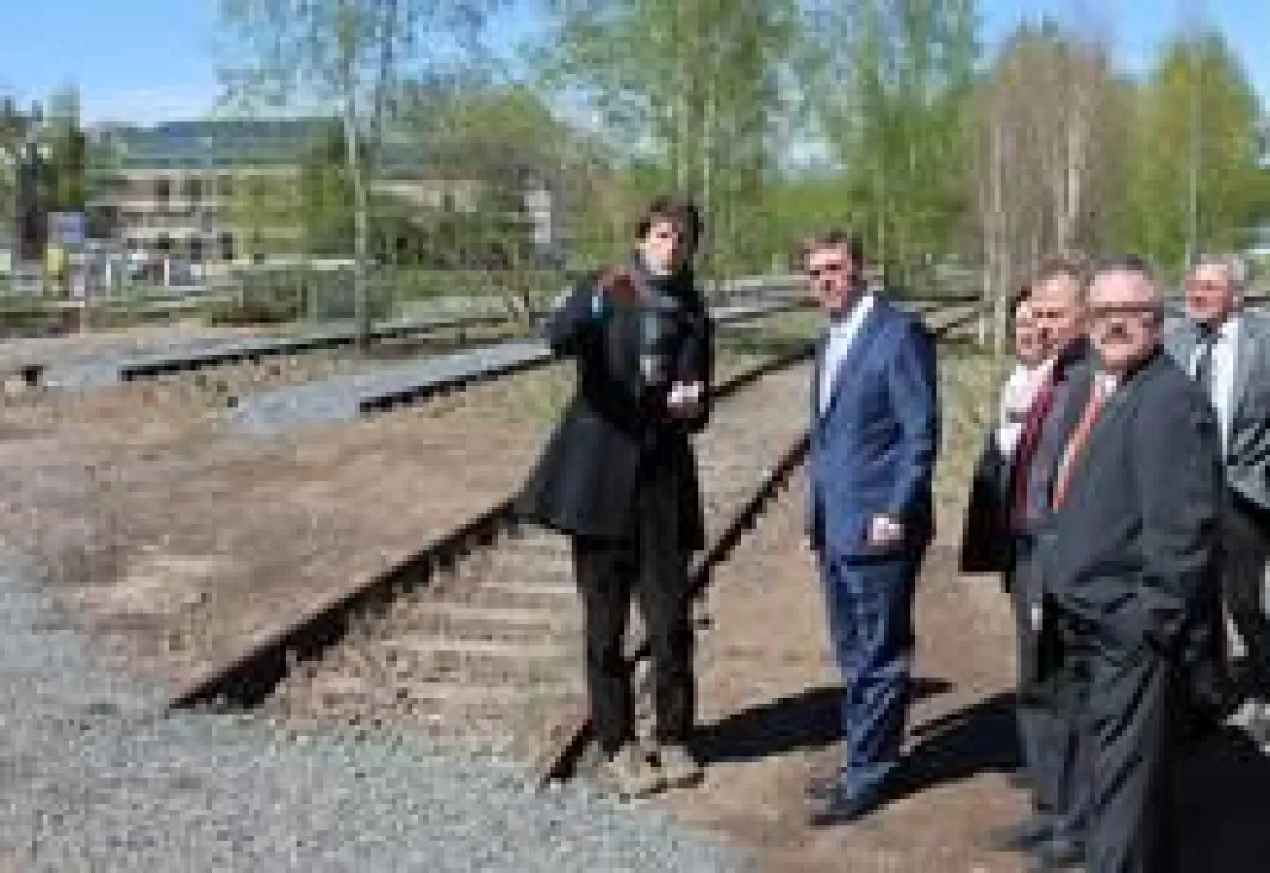 Michael Rudolph (li.), vom Planungsbüro Station C23 und Planer des Landesgartenschaugeländes, führt