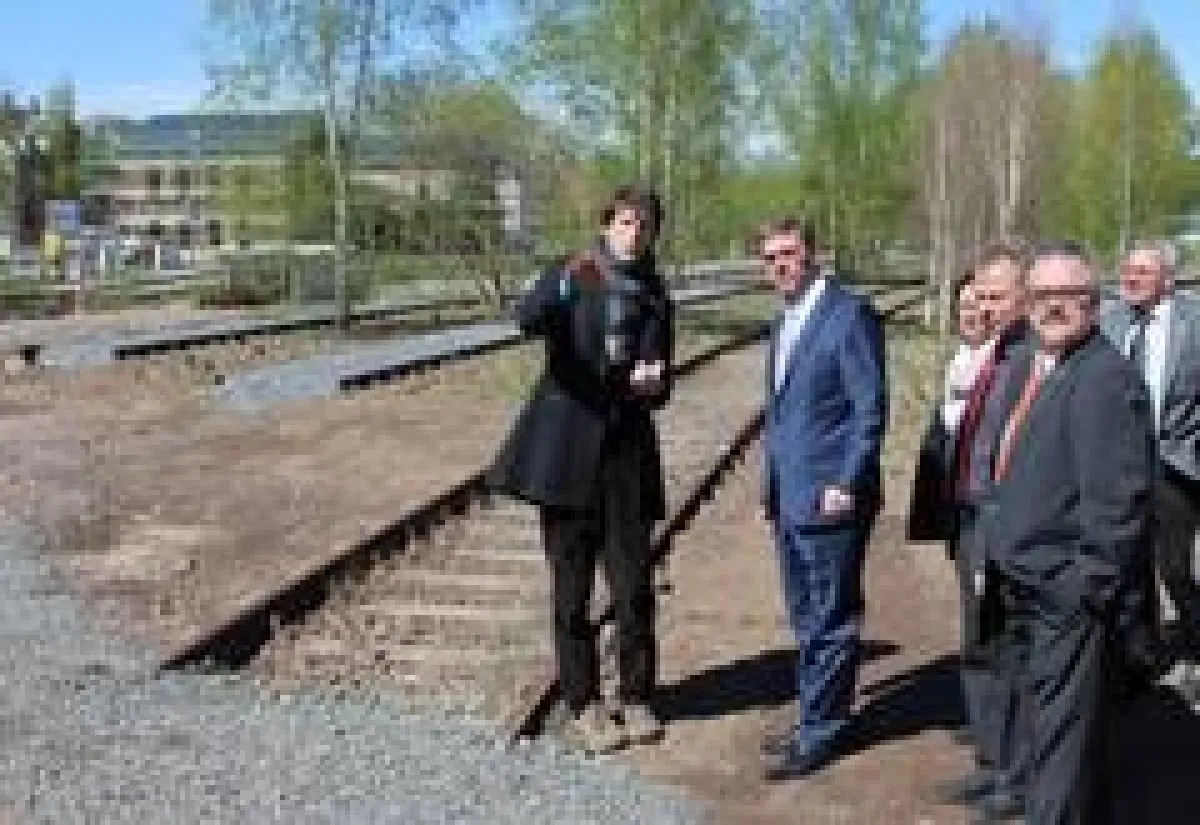 Michael Rudolph (li.), vom Planungsbüro Station C23 und Planer des Landesgartenschaugeländes, führt