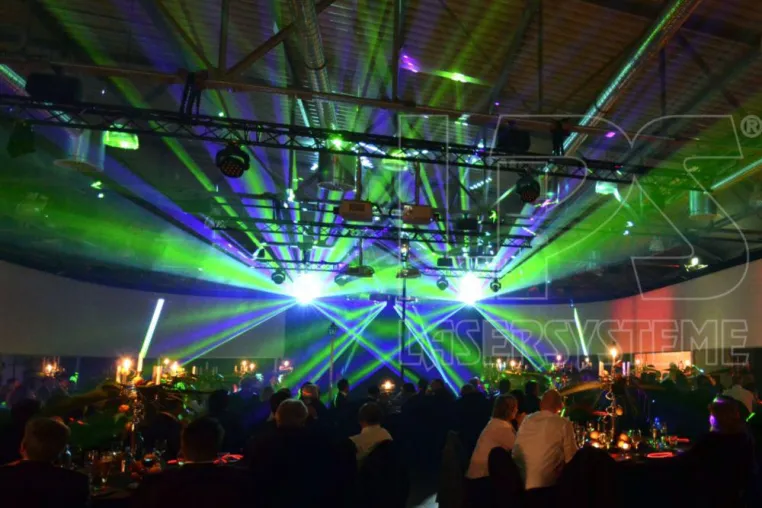 Russischer Pharma-Konzern setzt bei Übernahmefeier auf gigantische Lasershow-Inszenierungen Bild: Russischer Pharma-Konzern setzt bei Übernahmefeier auf gigantische Lasershow-Inszenierungen