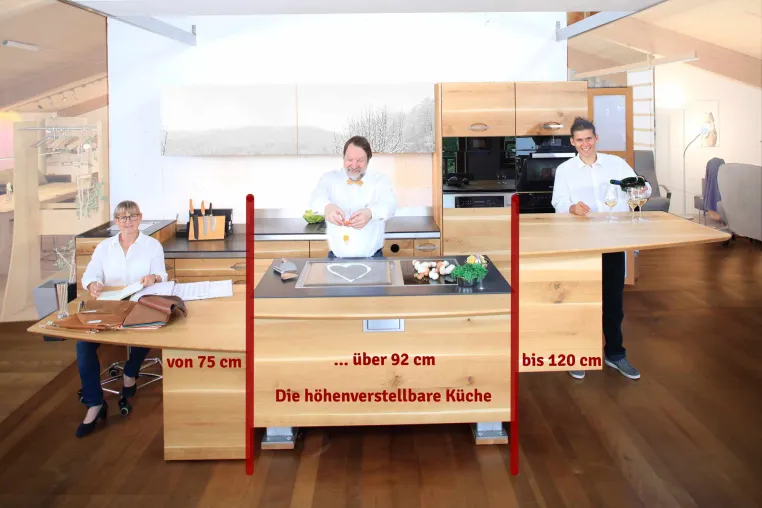 Bild: Die höhenvestellbare Küche und Arbeitsplatte aus Massivholz