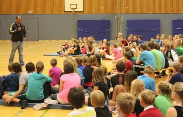 Gegen Sucht und Drogen: Musiker „2schneidig“ engagiert sich mit Präventionsprojekttag an Förderschule Bild: Gegen Sucht und Drogen: Musiker „2schneidig“ engagiert sich mit Präventionsprojekttag an Förderschule