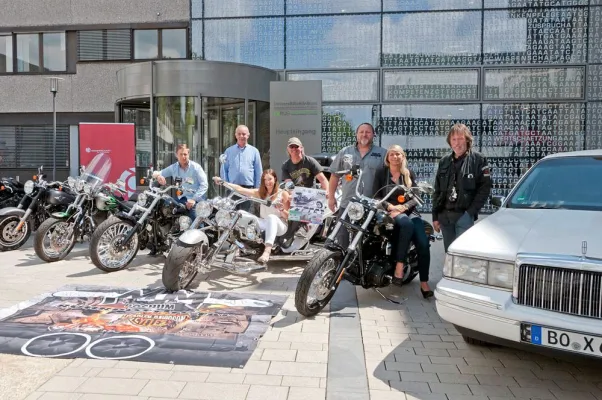 Bild: Chrom, Biker-Platte und Krankenkasseninfos im Knappschaftskrankenhaus
