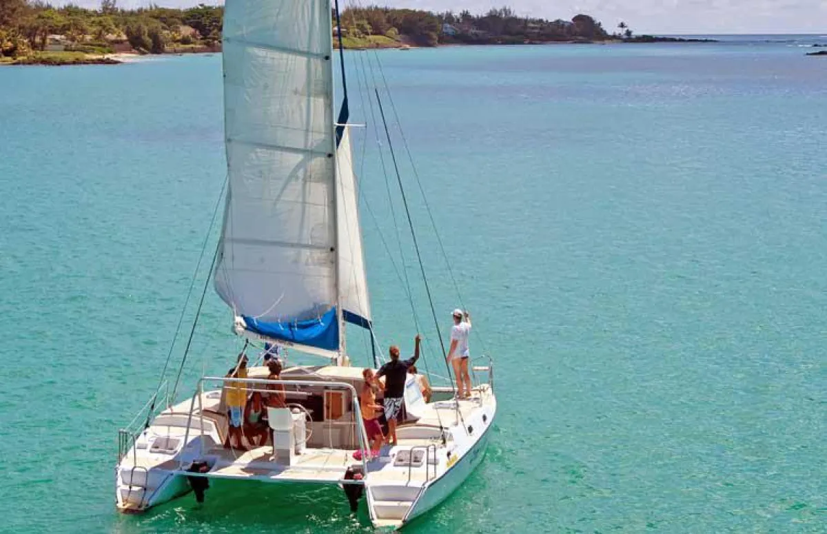 Eva Beumers und Thornton Dietrich bieten auf Mauritius exklusive Katamaran Touren an.