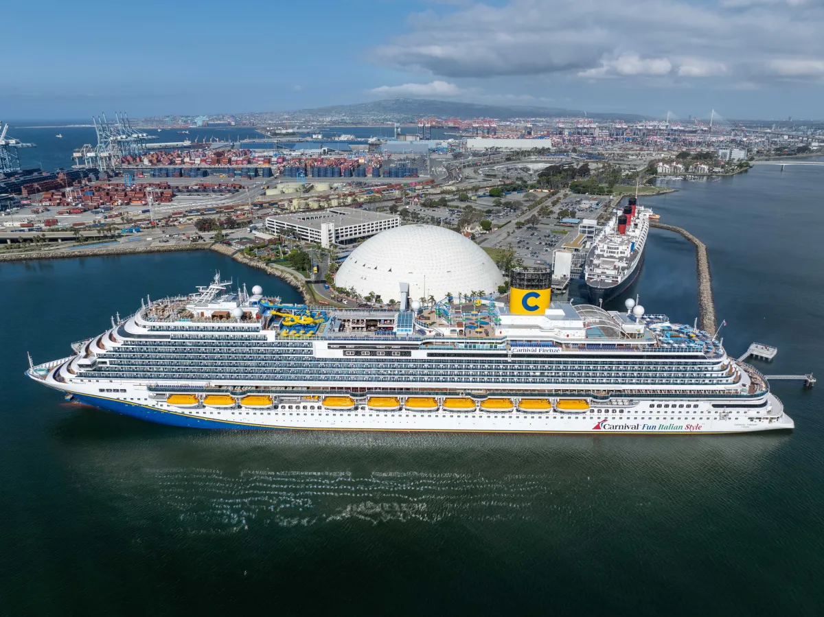 Die Carnival Firenze im Hafen von Long Beach  (© Foto: Carnival  )