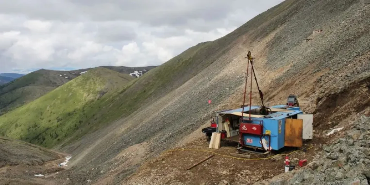 Bild: Sitka Gold erweitert Goldziel Rhosgobel: 107,9 Meter mit 1,01 g/t Gold erbohrt!