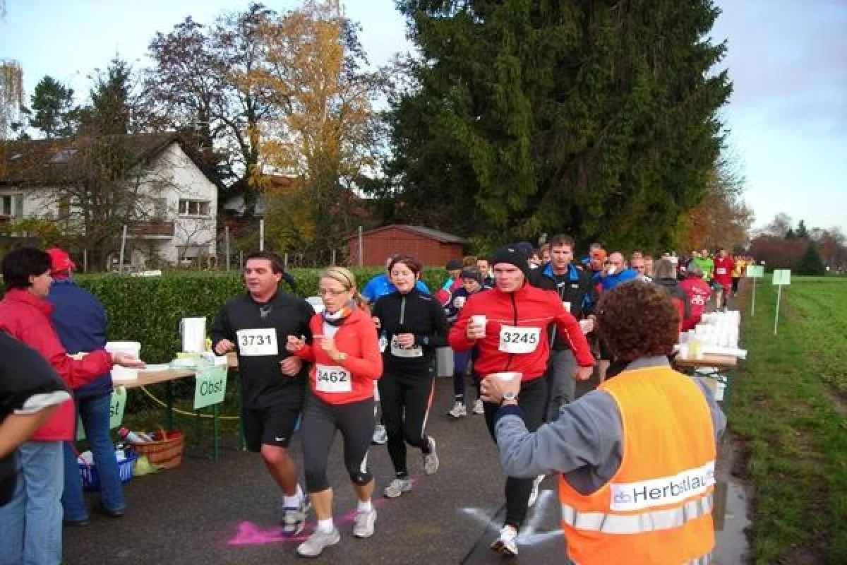 Versorgung der 10 Km Jogger beim Bad Krozinger Herbstlauf