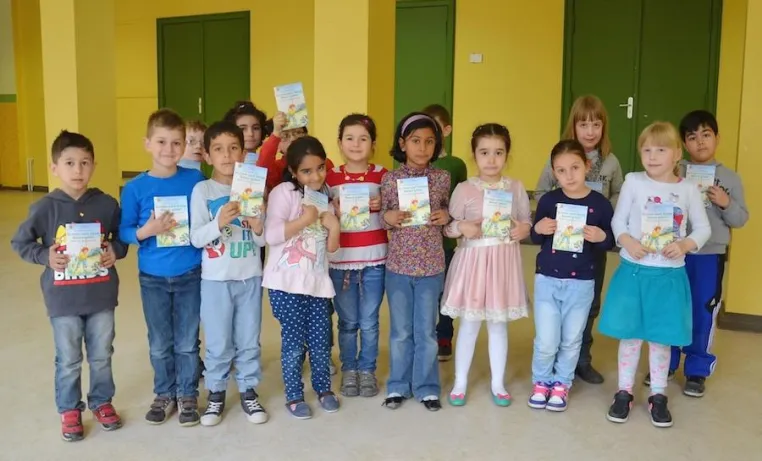 Es muss auch kleine Riesen geben: Rotary Club Berlin-International übergibt Bücher an Tempelherren-Grundschule Bild: Es muss auch kleine Riesen geben: Rotary Club Berlin-International übergibt Bücher an Tempelherren-Grundschule