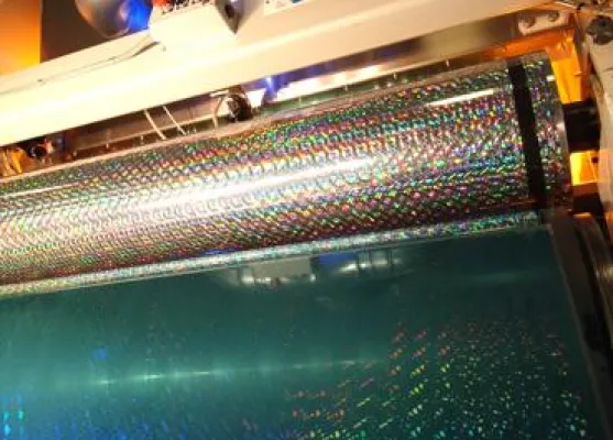 Bild: Infrarot-Strahler verbessern das Prägen von Folie