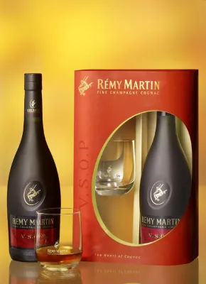 Festtagsedition für Cognac-Genießer - Exklusives Rémy Martin V.S.O.P Geschenkset mit stilvollem Cognac-Tumbler Bild: Festtagsedition für Cognac-Genießer - Exklusives Rémy Martin V.S.O.P Geschenkset mit stilvollem Cognac-Tumbler