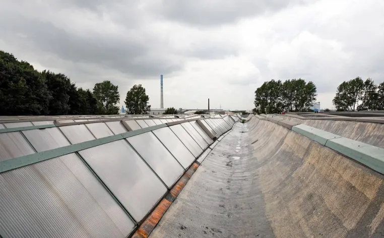 Bild: Saniertes Sheddach spart Energie: Triflex ProDetail dichtet Industriehalle dauerhaft ab