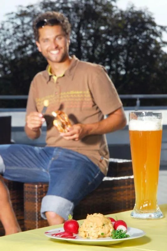 Bildunterschrift: Der Biergartenklassiker Obazda sorgt für leckeren Käsegenuss an sonnigen Tagen. Bildquelle: LVBM