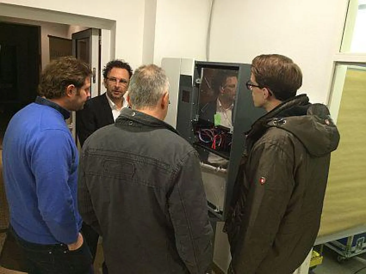 Ein Hauskraftwerk der E3/DC GmbH versorgt eine Abendveranstaltung mit solarem Strom.